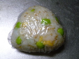 枝豆と卵のオイルおにぎり