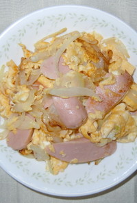 玉葱と魚肉ソーセージのスクランブルエッグ