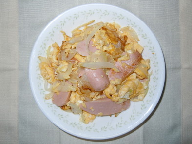 玉葱と魚肉ソーセージのスクランブルエッグの写真