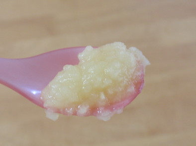 離乳食初期（5～6カ月）りんごのピューレの写真