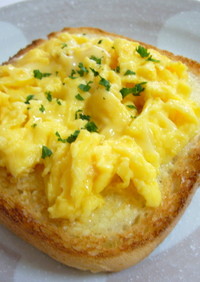 チーズと卵のふわとろトースト