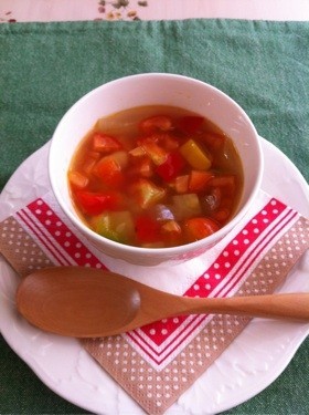 カラフルな夏野菜スープの画像