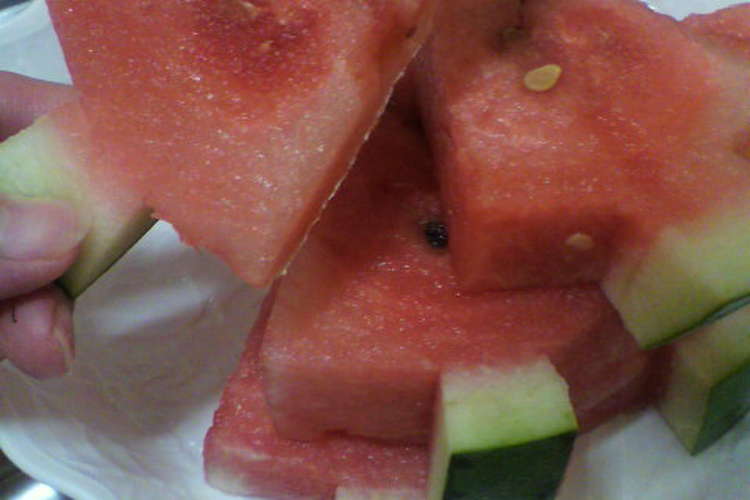 子供が喜ぶ スイカの切り方 レシピ 作り方 By チェリー食堂 クックパッド 簡単おいしいみんなのレシピが361万品