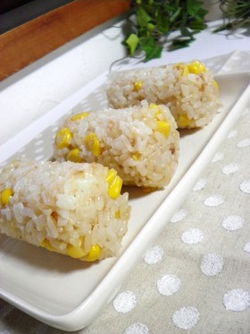 *コーンとおかか醤油のおにぎり*