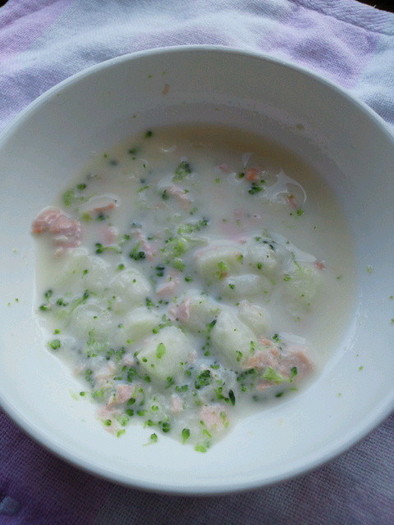 離乳食中期：鮭とブロッコリーの豆乳スープの写真