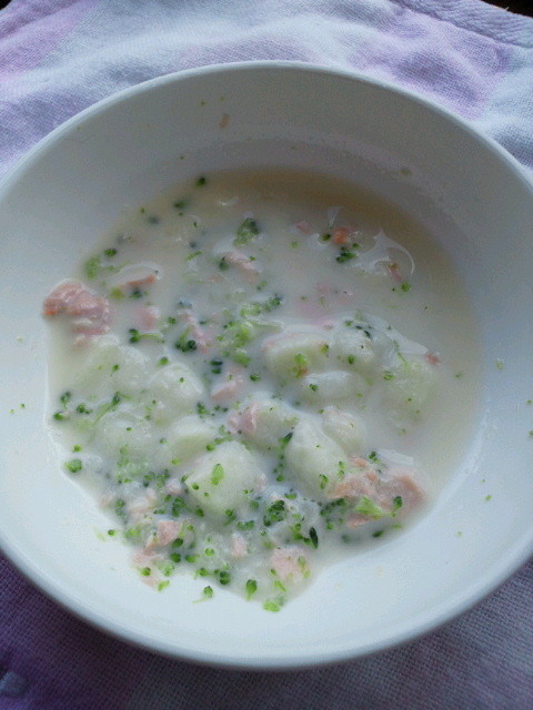 離乳食中期：鮭とブロッコリーの豆乳スープの画像