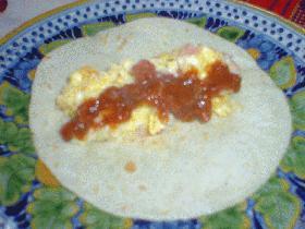 Burrito de huevo (トロトロ卵とチーズのブリート)
