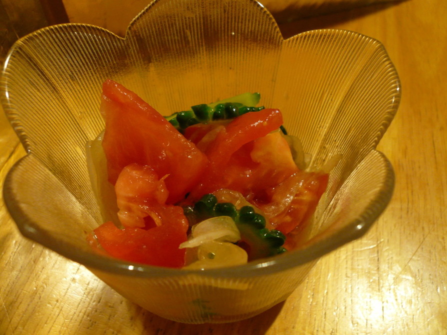 ゴーヤとタマネギとトマトの簡単サラダの画像