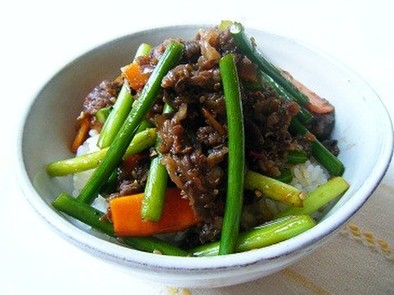 ニンニクの芽のピリ辛焼肉丼の写真