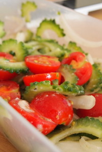 ゴーヤとトマトと玉ねぎのグリーンサラダ