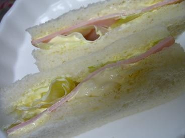 卵と野菜のタルタルでサンドイッチの画像