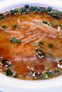 ピリ辛風味！もやしの特製味噌スープ
