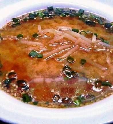 ピリ辛風味！もやしの特製味噌スープの写真