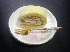あっさり美味しい普通のロールケーキ（キウイ入り）の画像