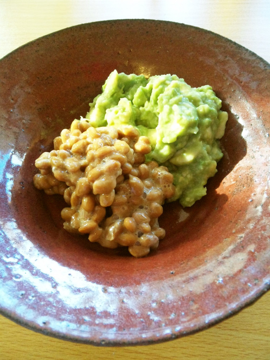 鮮やか緑色のアボカド＆納豆で元気に朝ご飯の画像