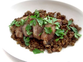 簡単!塩漬け豚バラ肉とレンズ豆の煮込み