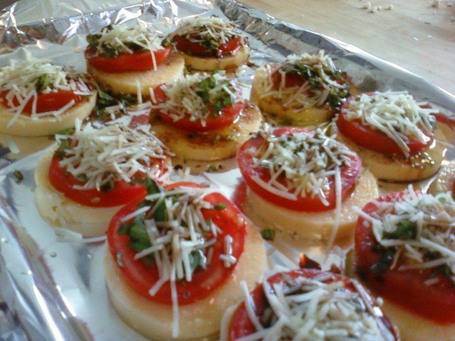 トマトとアシアゴチーズのポレンタの画像