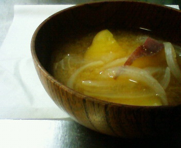 隠しシュガー☆サツマイモと玉ねぎの味噌汁の画像
