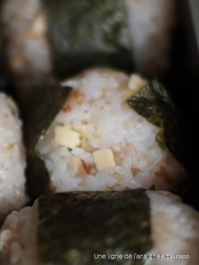 天かすとチーズのおにぎり。