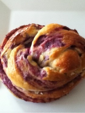 紫イモのペーストで素朴なパン☆の画像