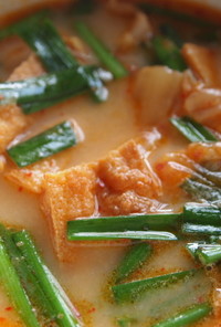 キムチと厚揚げのミルク入り味噌スープ