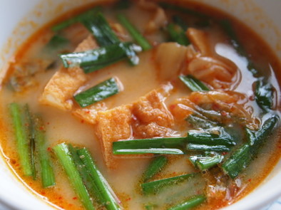 キムチと厚揚げのミルク入り味噌スープの写真