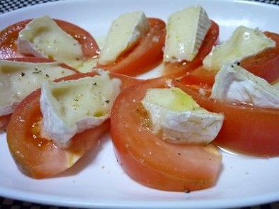 トマトとカマンベールチーズのカプレーゼの写真