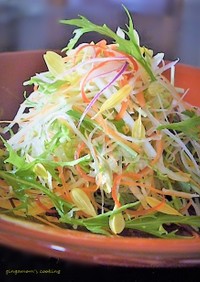 菊と千切り野菜のサラダ～百花繚乱
