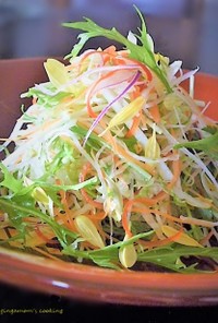 菊と千切り野菜のサラダ～百花繚乱