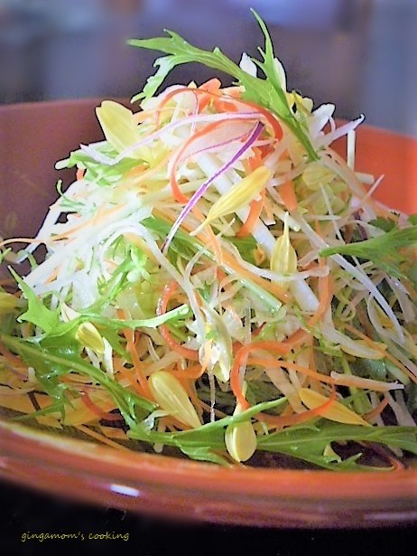 菊と千切り野菜のサラダ～百花繚乱の画像