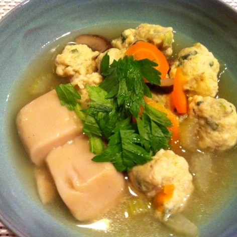 鶏団子と胡麻豆腐の具だくさん中華スープ
