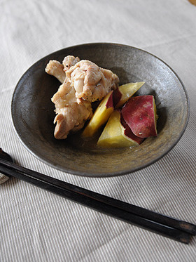 さつまいもと鶏手羽のはちみつしょうゆ煮