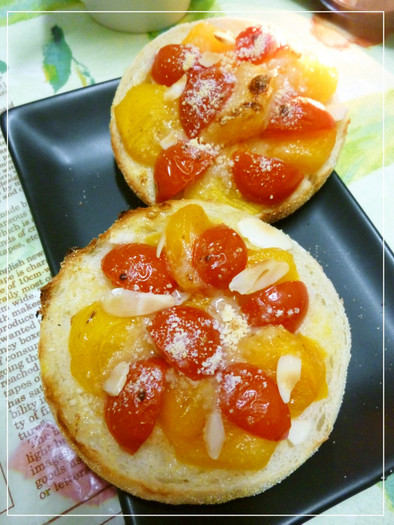 柿とトマトのトーストの写真