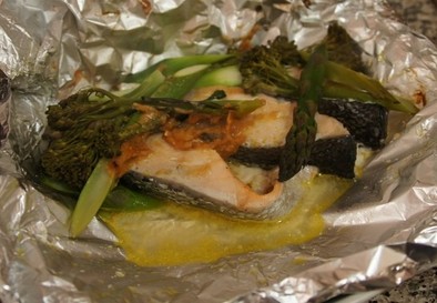 鮭とキノコの味噌バター味のホイル焼きの写真