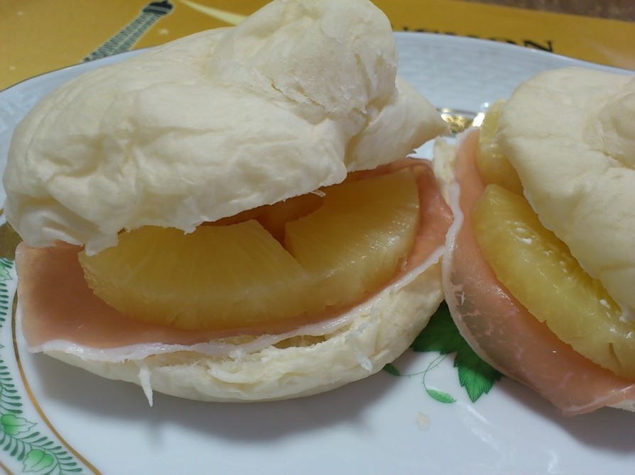 パイナップルと生ハムのサンドイッチの画像