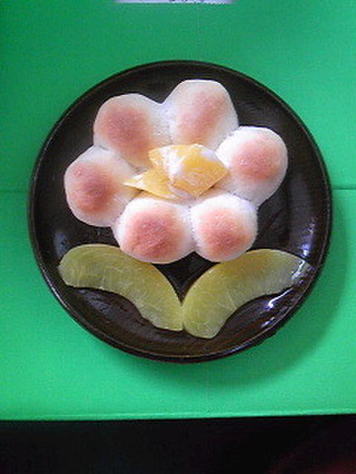 フルーツ缶詰のお花パンの写真