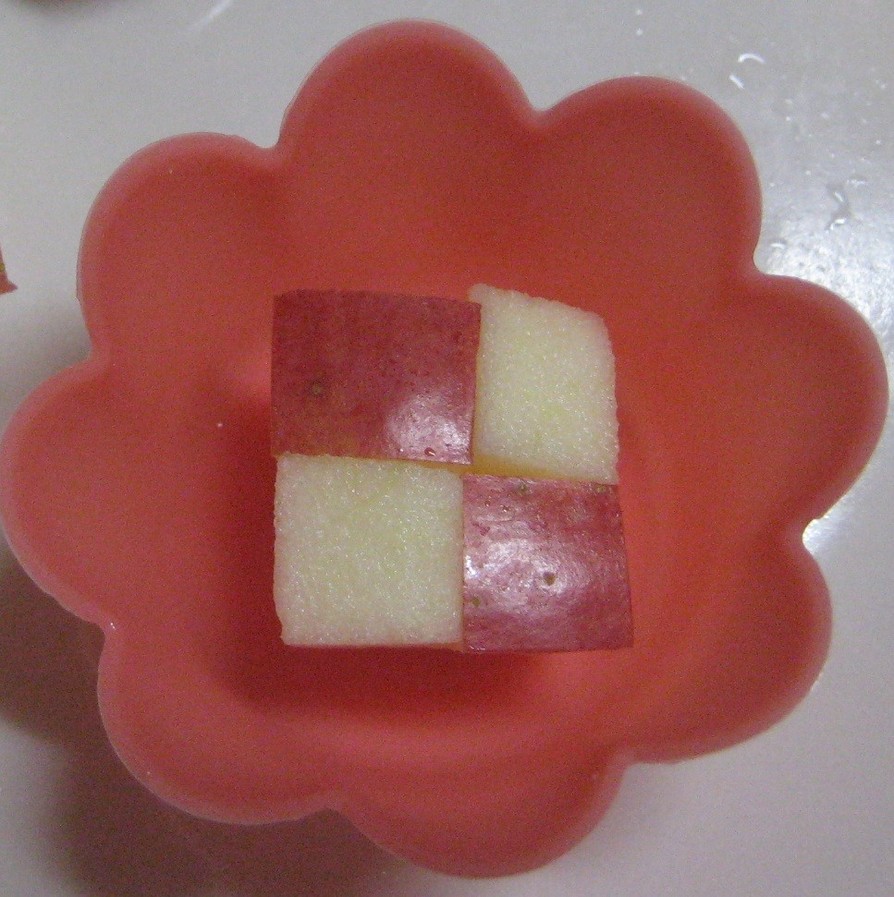 お弁当に！簡単♪市松模様のりんご飾り切りの画像