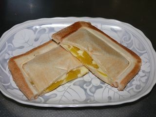 黄桃とチーズのホットサンドの画像