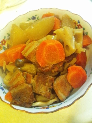 豚バラ肉と根野菜の煮物の写真