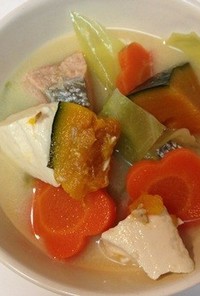 秋のコンソメ豆乳味噌スープ