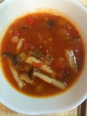 野菜たっぷり食べるトマトスープの画像