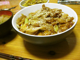 豚バラとネギの甘辛丼