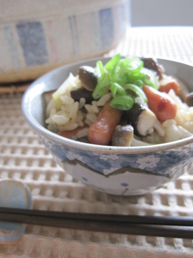 ポークビッツと茸の土鍋ご飯の写真