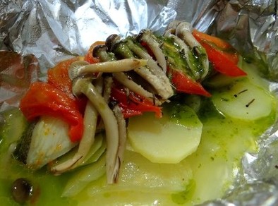 白身魚と野菜のホイル蒸し・バジルソースでの写真