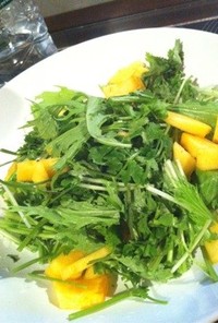 簡単お店の味！水菜とパクチーと柿のサラダ