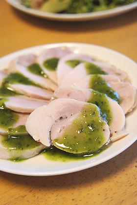 塩麹の鶏ハム バジルソース添え