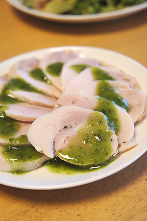 塩麹の鶏ハム　バジルソース添えの画像