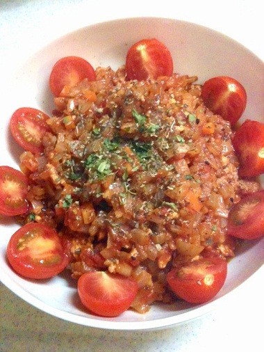挽肉と玉ねぎとにんじんとトマトの炒めの画像