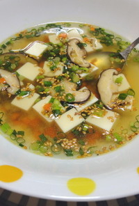 豆腐と椎茸のごま油香るコンソメスープ