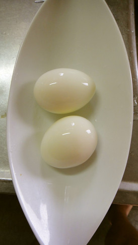 シェフ直伝!超簡単に茹で玉子を剥くコツ!